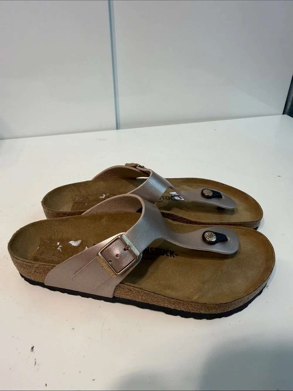 Like new Birkenstock Metallic Rose Gold Thong Sandals women’s 10